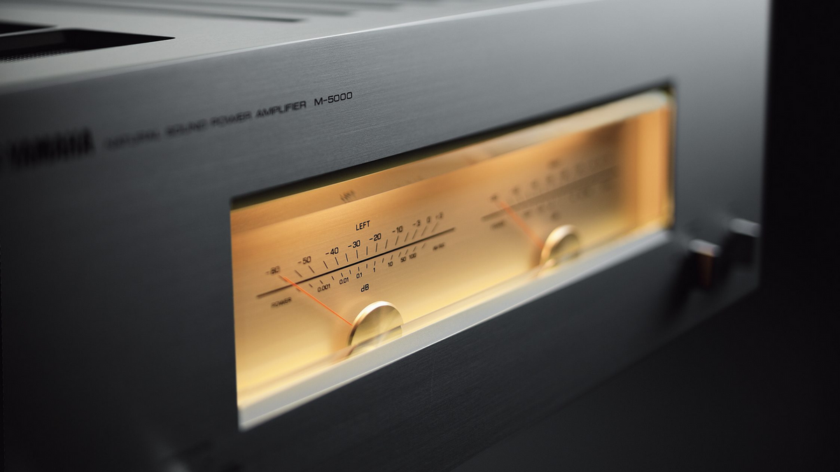 Yamaha M-5000 Power Amplifier angled